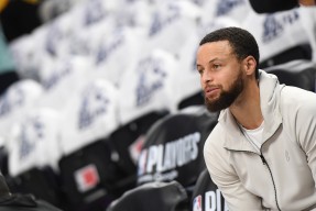 九游娱乐-库里回归赛场，绝杀首场状态亮眼，勇士观众沸腾！的简单介绍