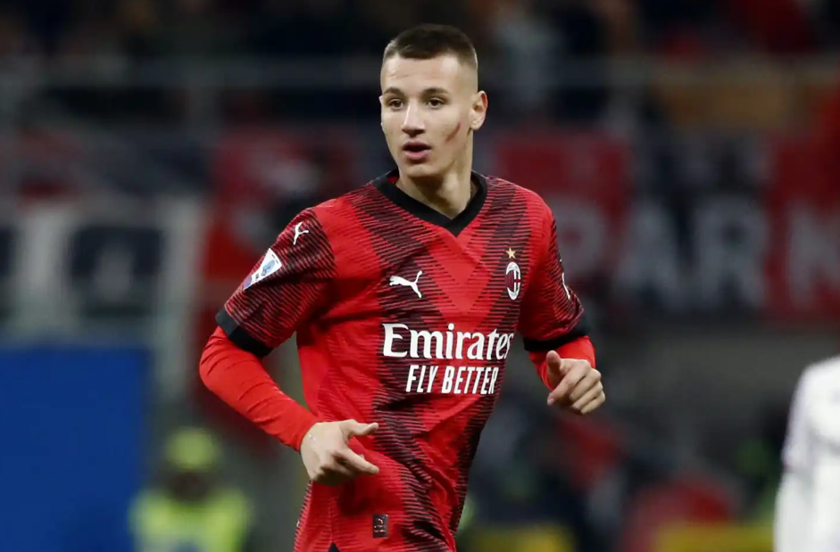 集结日荷甲传出新动向，AC米兰战术微调，管理层表态：更衣室稳定，赛季目标并未改变的简单介绍